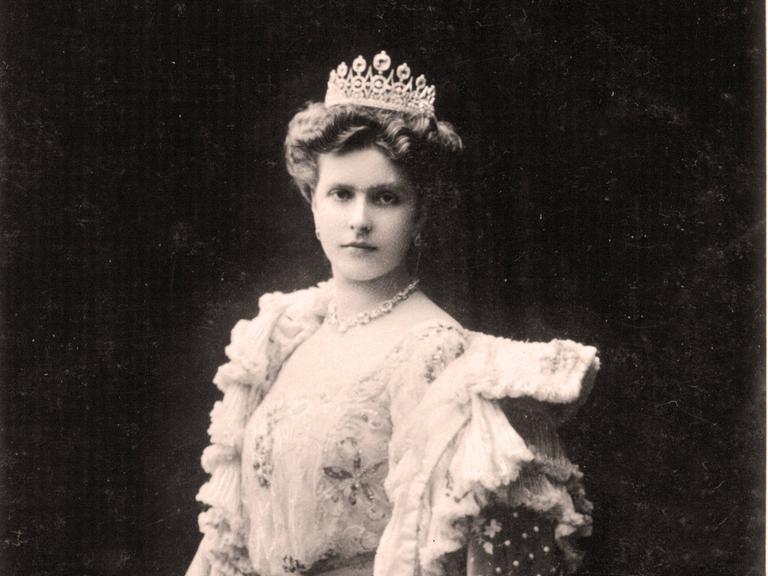 Historische schwarz weiß Aufnahme von Prinzessin Alice von Battenberg 1885–1969, seit 1903 Prinzessin Andrew von Griechenland, mit Krone und einem prächtigen Abendkleid mit Umhang. 