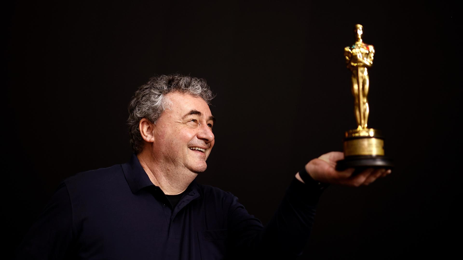 Spezialeffekte-Künstler Gerd Nefzer mit einem Oscar in der Hand. Spezialeffekte-Künstler Gerd Nefzer mit einem Oscar in der Hand.