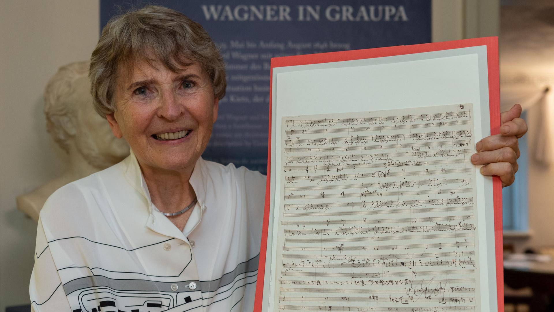 Die Musikwissenschaftlerin Eva Rieger hält eine originale Kompositionsskizze Richard Wagners, dem Komponisten und ehemaligen Dresdner Hofkapellmeisters, in den Richard-Wagner-Stätten in den Händen. Die Musikwissenschaftlerin Eva Rieger hält eine originale Kompositionsskizze Richard Wagners, dem Komponisten und ehemaligen Dresdner Hofkapellmeisters, in den Richard-Wagner-Stätten in den Händen.