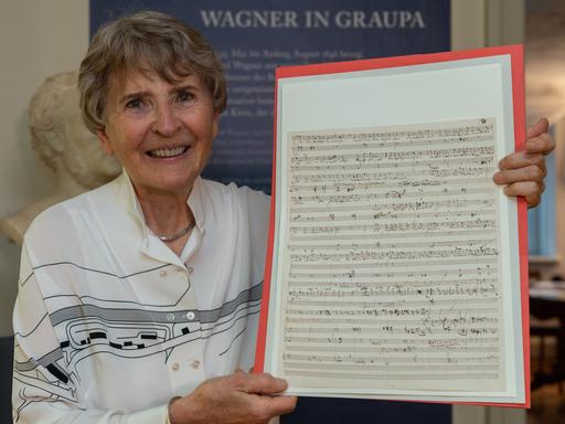Die Musikwissenschaftlerin Eva Rieger hält eine originale Kompositionsskizze Richard Wagners, dem Komponisten und ehemaligen Dresdner Hofkapellmeisters, in den Richard-Wagner-Stätten in den Händen. Die Musikwissenschaftlerin Eva Rieger hält eine originale Kompositionsskizze Richard Wagners, dem Komponisten und ehemaligen Dresdner Hofkapellmeisters, in den Richard-Wagner-Stätten in den Händen.