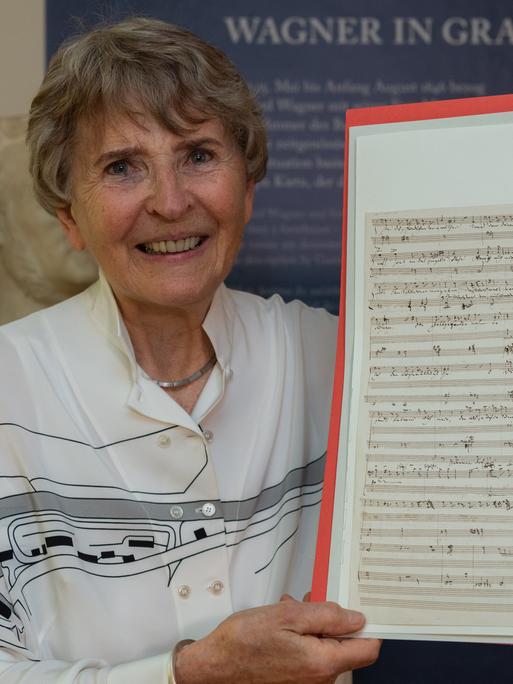 Die Musikwissenschaftlerin Eva Rieger hält eine originale Kompositionsskizze Richard Wagners, dem Komponisten und ehemaligen Dresdner Hofkapellmeisters, in den Richard-Wagner-Stätten in den Händen. 