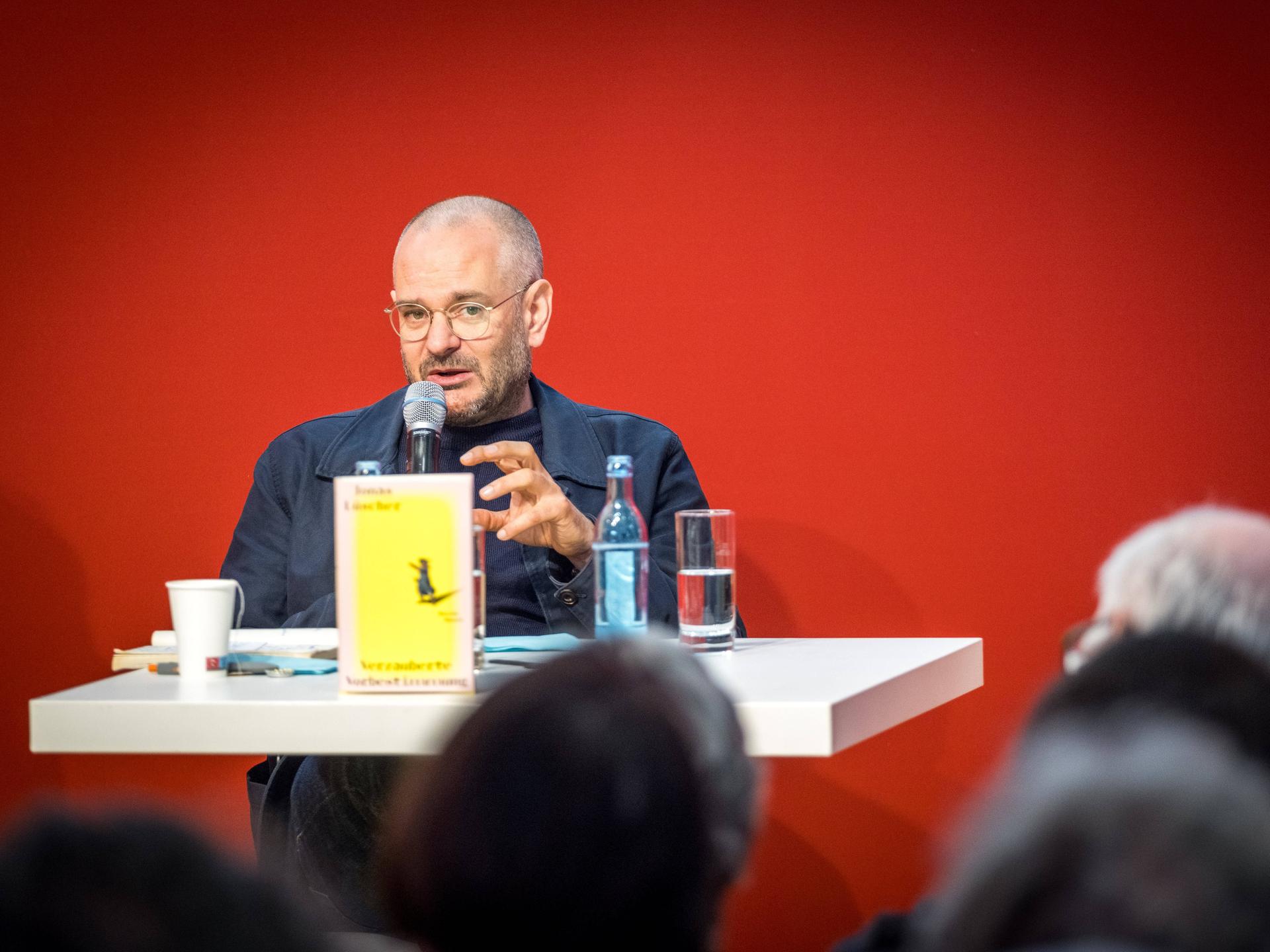 Der Deutsche Autor Jonas Lüscher, stellt sein Buch "Verzauberte Vorbestimmung" vor. 