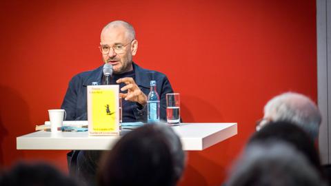 Der Deutsche Autor Jonas Lüscher, stellt sein Buch "Verzauberte Vorbestimmung" vor. Der Deutsche Autor Jonas Lüscher, stellt sein Buch "Verzauberte Vorbestimmung" vor.