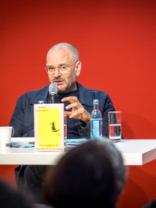Der Deutsche Autor Jonas Lüscher, stellt sein Buch "Verzauberte Vorbestimmung" vor. Der Deutsche Autor Jonas Lüscher, stellt sein Buch "Verzauberte Vorbestimmung" vor.
