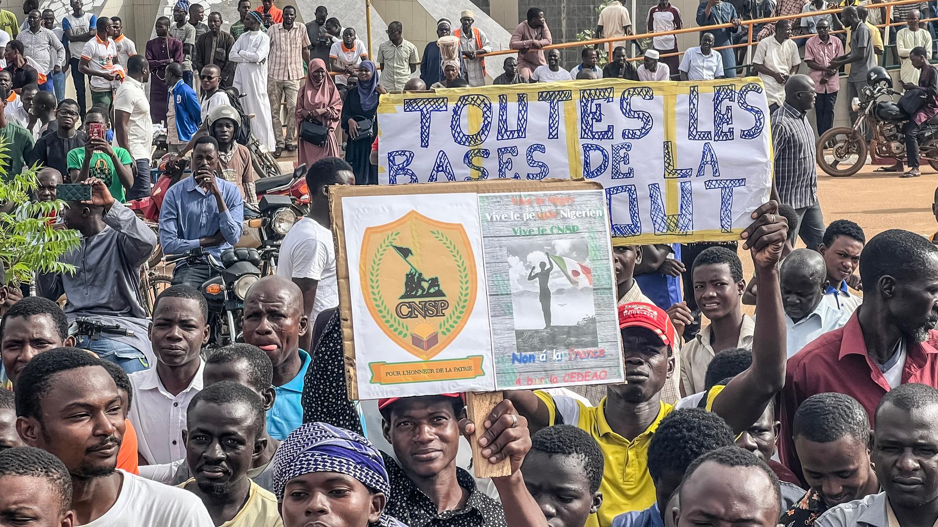 Menschen in Niger bekunden ihre Unterstützung für die neuen Militärmachthaber auf einer Kundgebung in Niamey