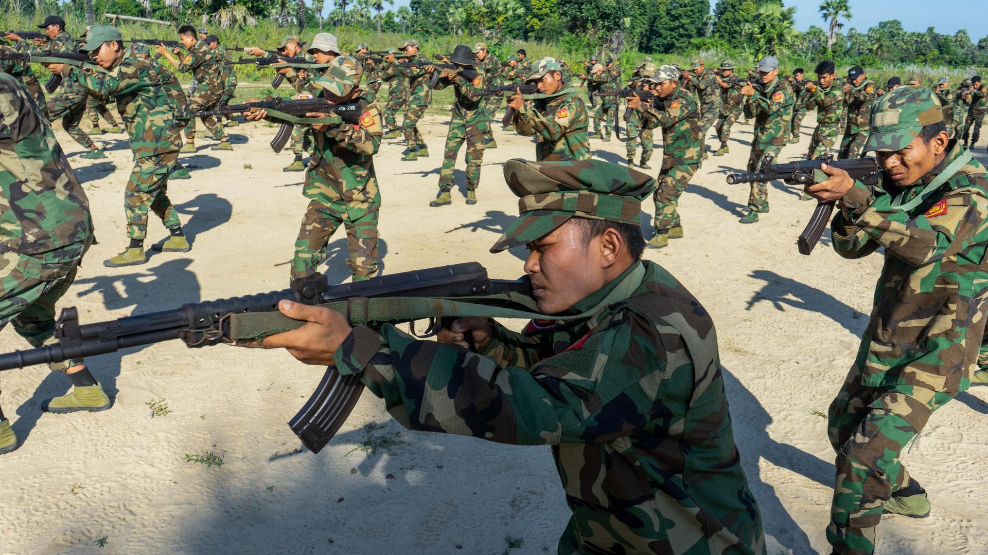 Soldaten im Bezirk Shwe Bo trainieren während einer Militärübung mit scharfen Waffen.