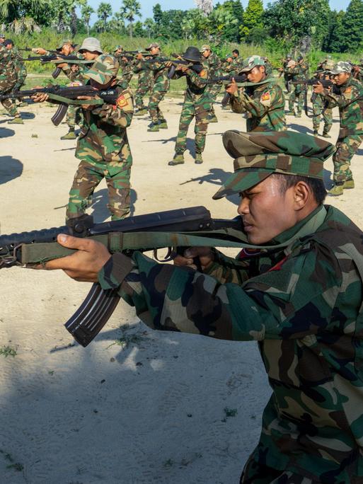 Soldaten im Bezirk Shwe Bo trainieren während einer Militärübung mit scharfen Waffen.