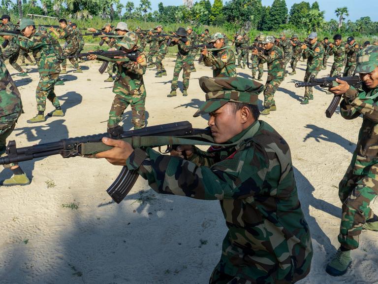 Soldaten im Bezirk Shwe Bo trainieren während einer Militärübung mit scharfen Waffen.