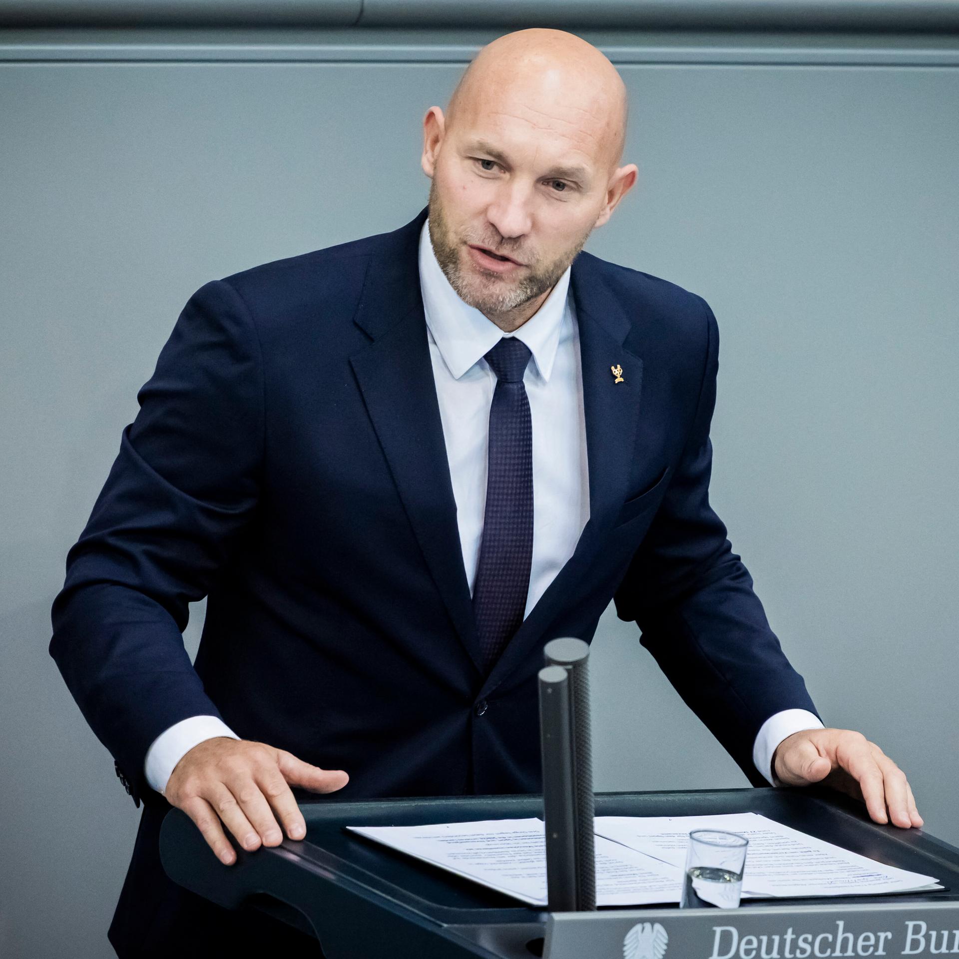 Ronald Rauhe, Staatsminister für Sport und Ehrenamt, spricht in der Generaldebatte im Rahmen der Haushaltsberatungen im Bundestag.