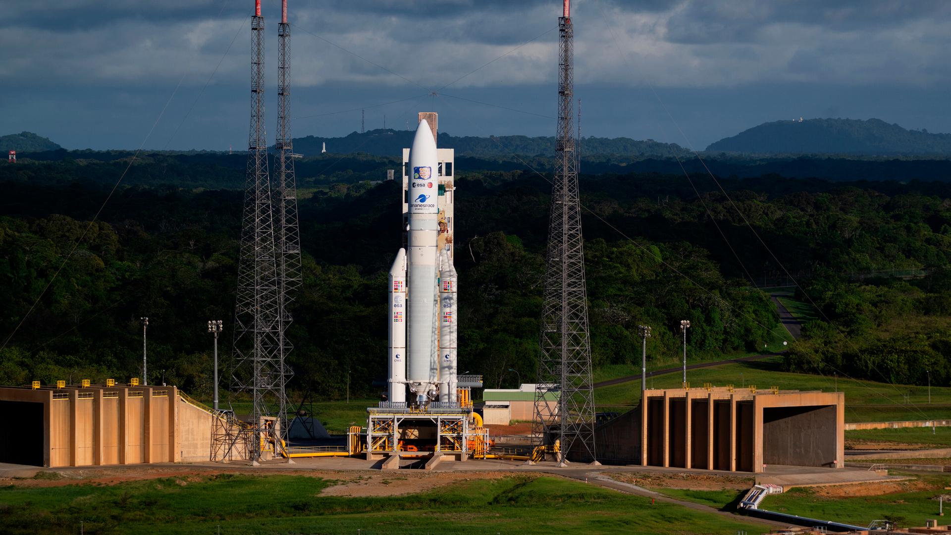 Panorama-Aufnahme von Europas Raumflughafen in Französisch-Guyana mit aufgestellter Ariane-5-Rakete vor dem Hintergrund einer großen Waldlandschaft Panorama-Aufnahme von Europas Raumflughafen in Französisch-Guyana mit aufgestellter Ariane-5-Rakete vor dem Hintergrund einer großen Waldlandschaft