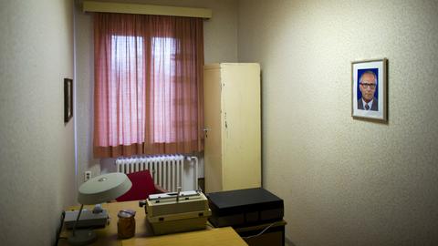 Blick in ein Verhörzimmer der ehemaligen Untersuchungshaftanstalt der Bezirksverwaltung Dresden des Ministeriums für Staatssicherheit der DDR in Dresden