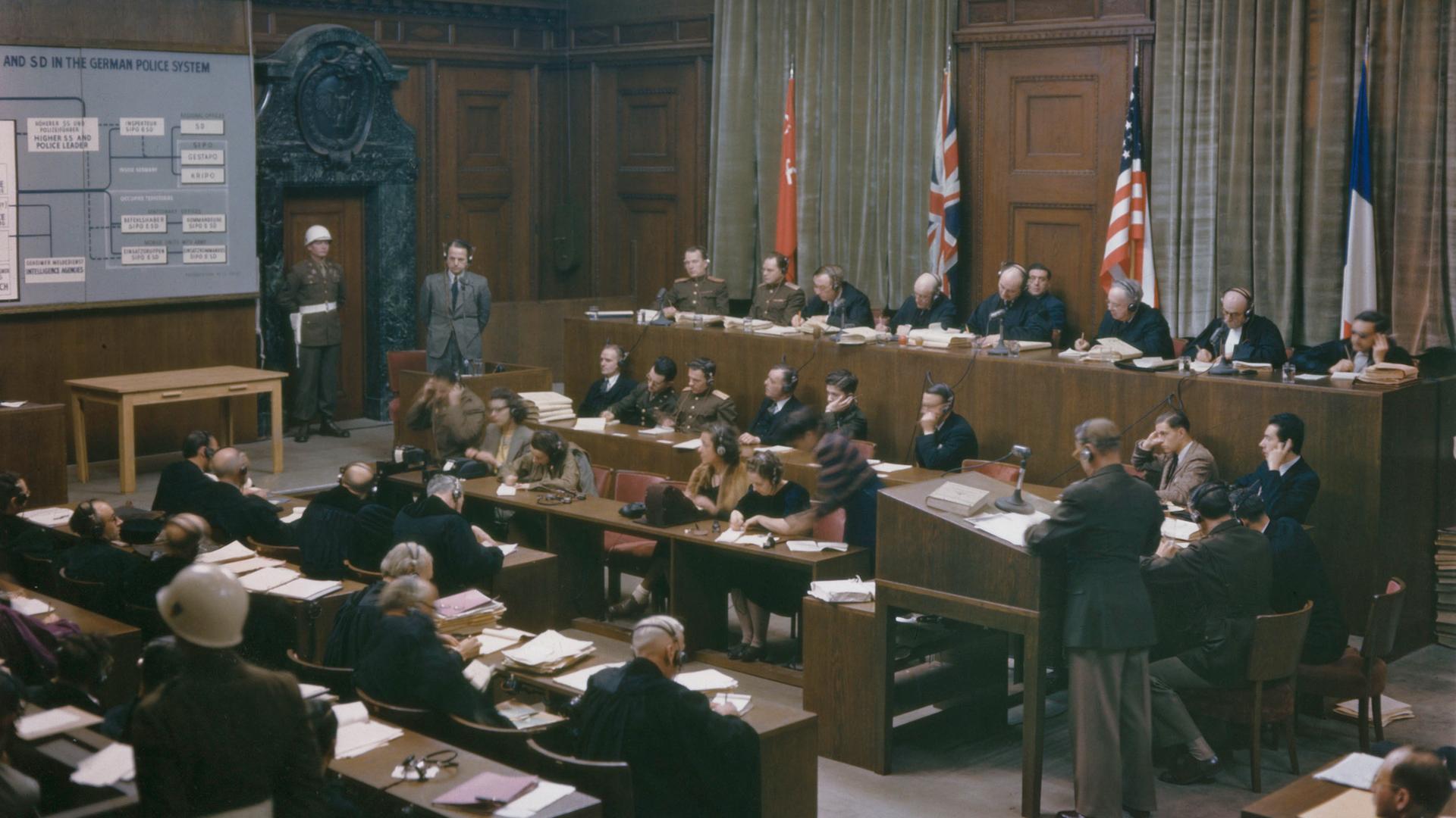 Blick in den Gerichtssaal und auf das alliierte Militärtribunal im Nürnberger-Einsatzgruppen-Prozess am 30. Januar 1946