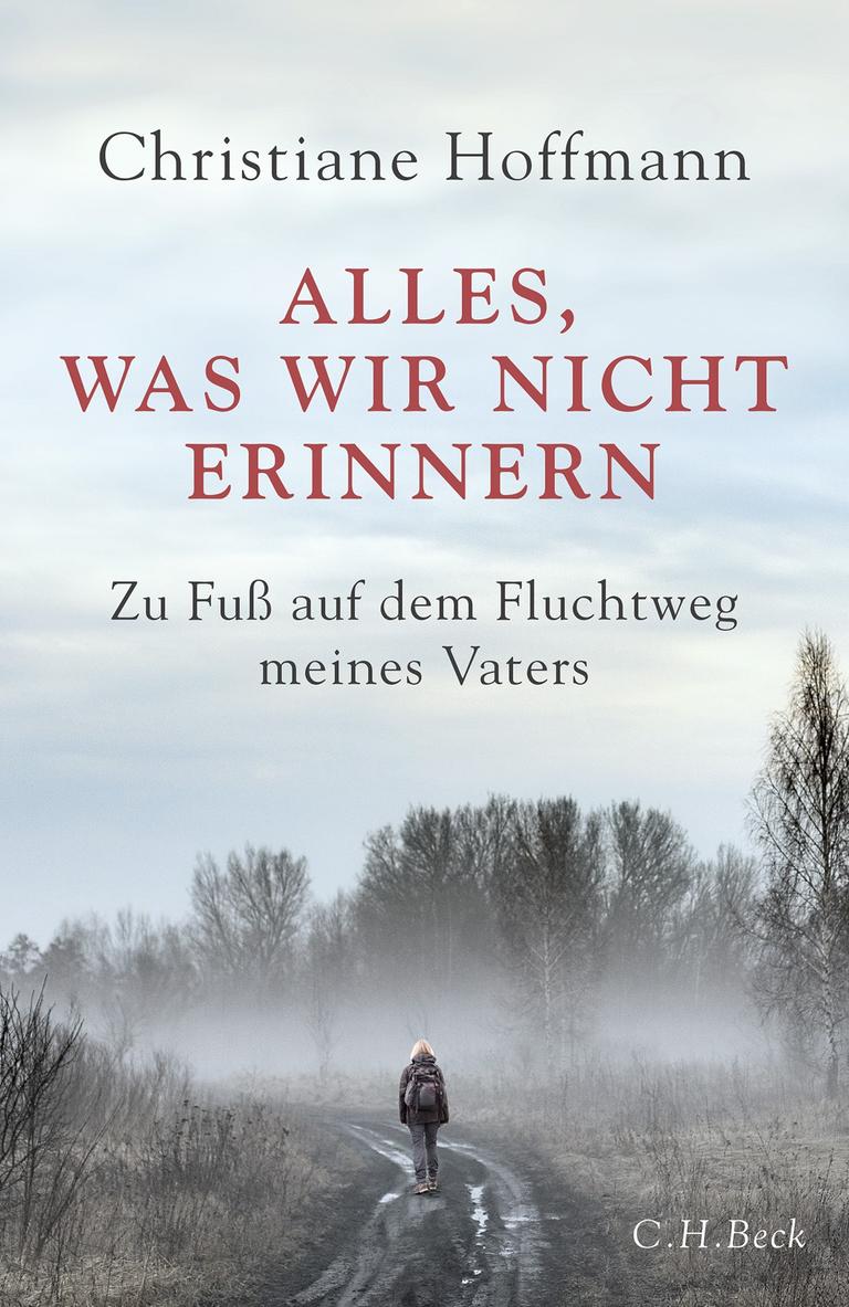 Das Buchcover zeigt Autorinnenname und Buchtitel auf einem Foto einer Frau, die durch eine Heidelandschaft im Nebel wandert. Man sieht die Frau von hinten, sie trägt einen Rucksack. 