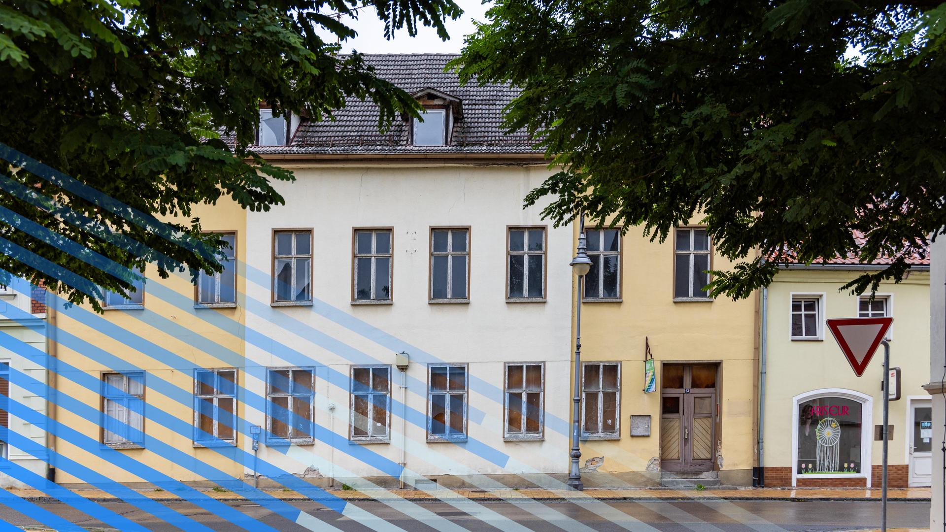 Blick auf eine Straßenzeile mit Häusern deren Scheiben zum Teil eingeschlagen sind. Blick auf eine Straßenzeile mit Häusern deren Scheiben zum Teil eingeschlagen sind.