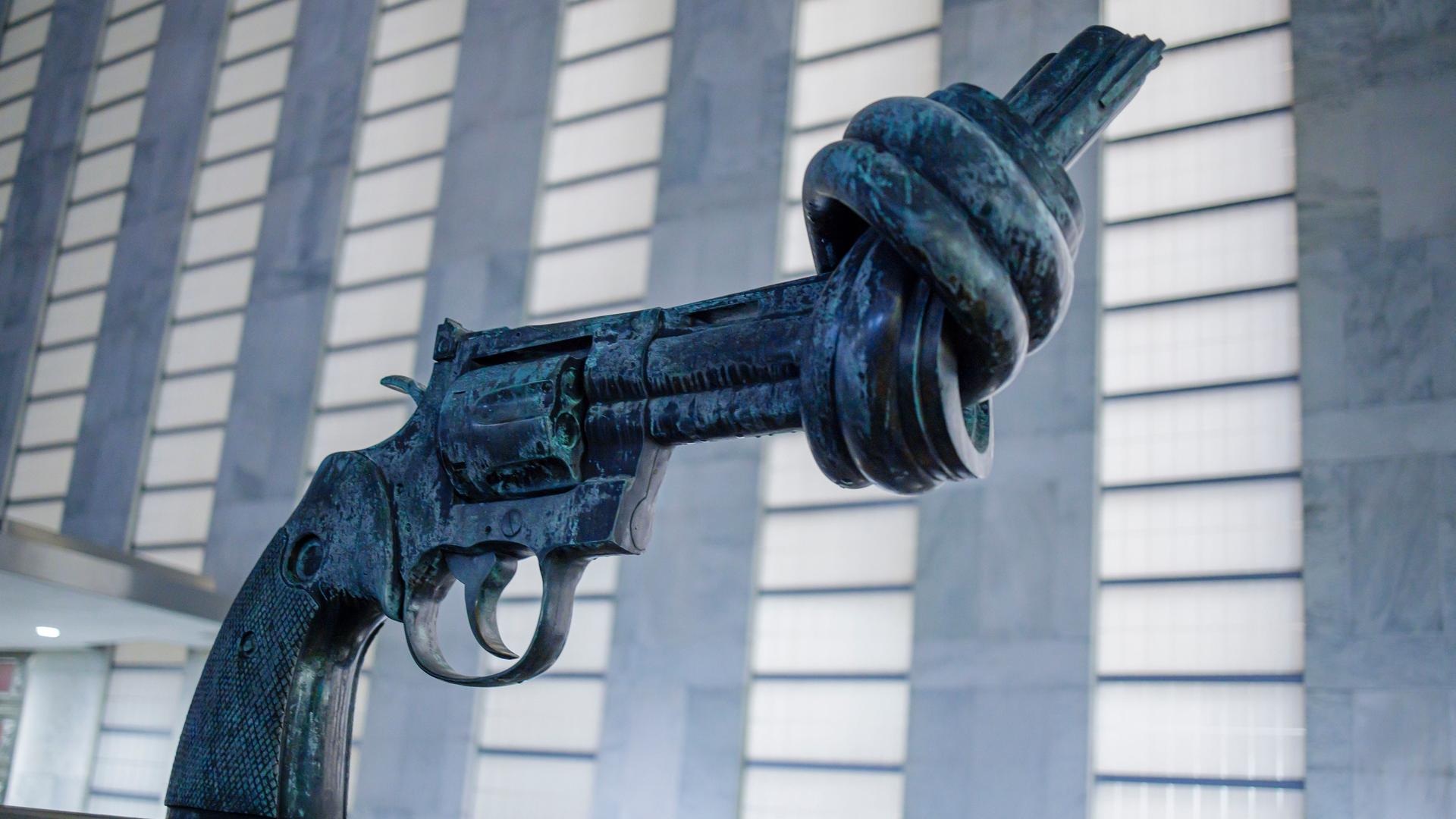 Die Skulptur "Non-violence" vor dem Hauptgebäude der Vereinten Nationen in New York zeigt eine verknotete Waffe.
