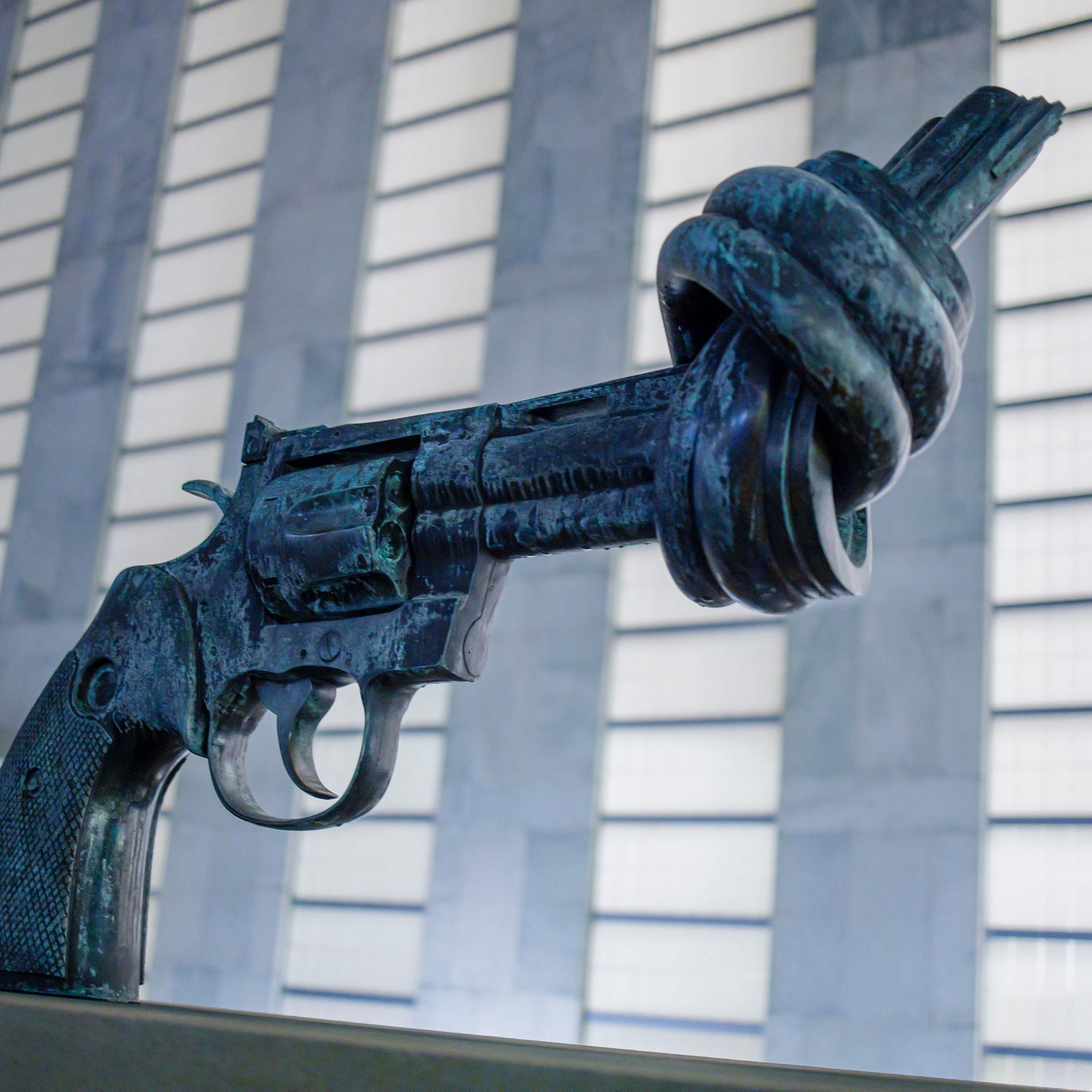 Die Skulptur "Non-violence" vor dem Hauptgebäude der Vereinten Nationen in New York zeigt eine verknotete Waffe.