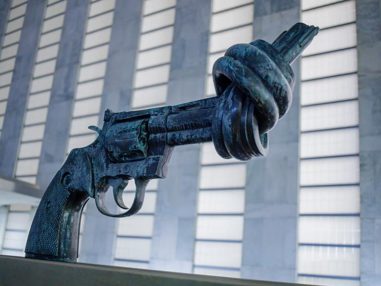 Die Skulptur "Non-violence" vor dem Hauptgebäude der Vereinten Nationen in New York zeigt eine verknotete Waffe.