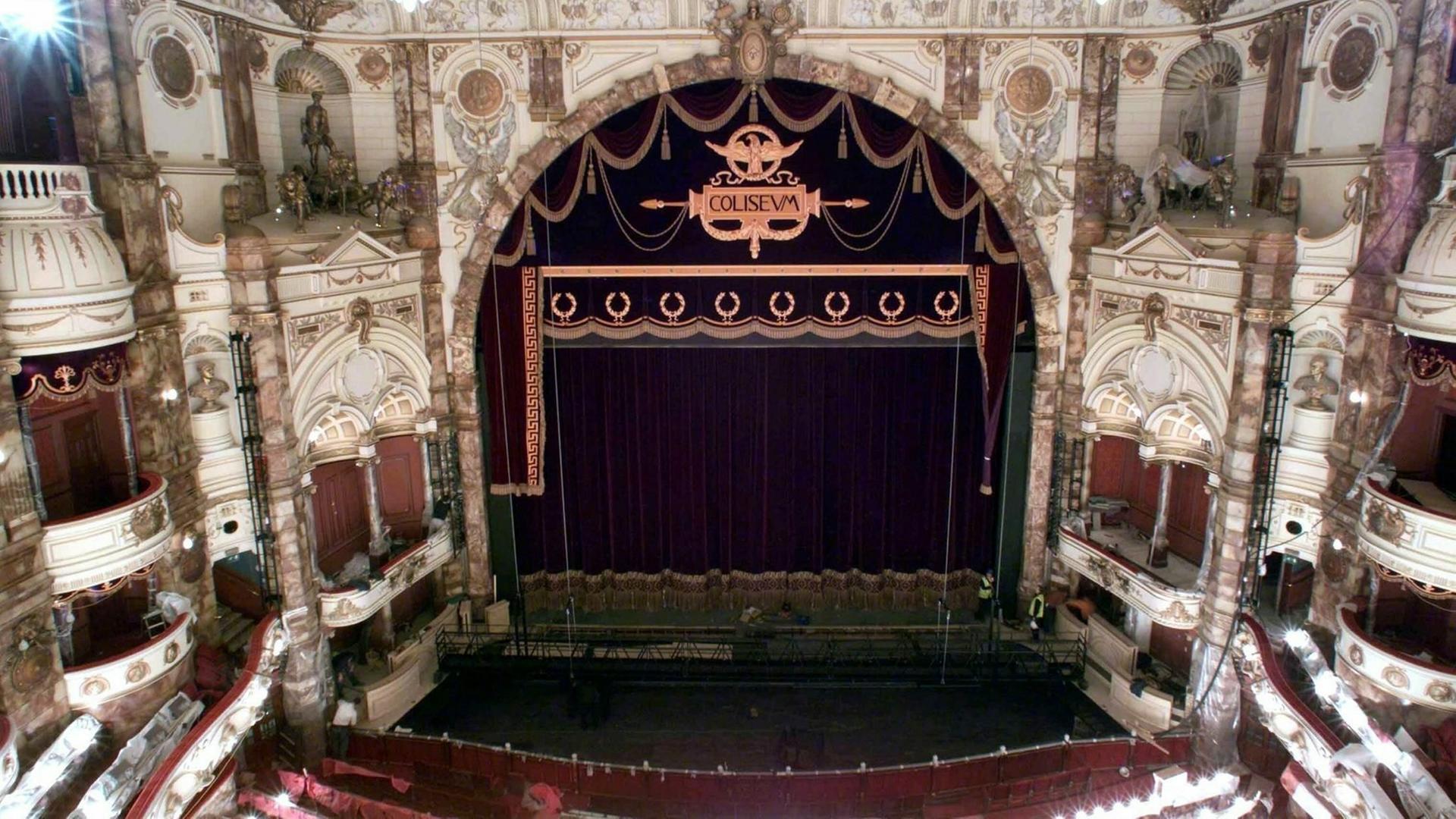 Der Innenraum des Coliseums, Spielstätte der English National Opera, mit dem Blick auf den Bühnenvorhang und einige Zuschauerreihen.