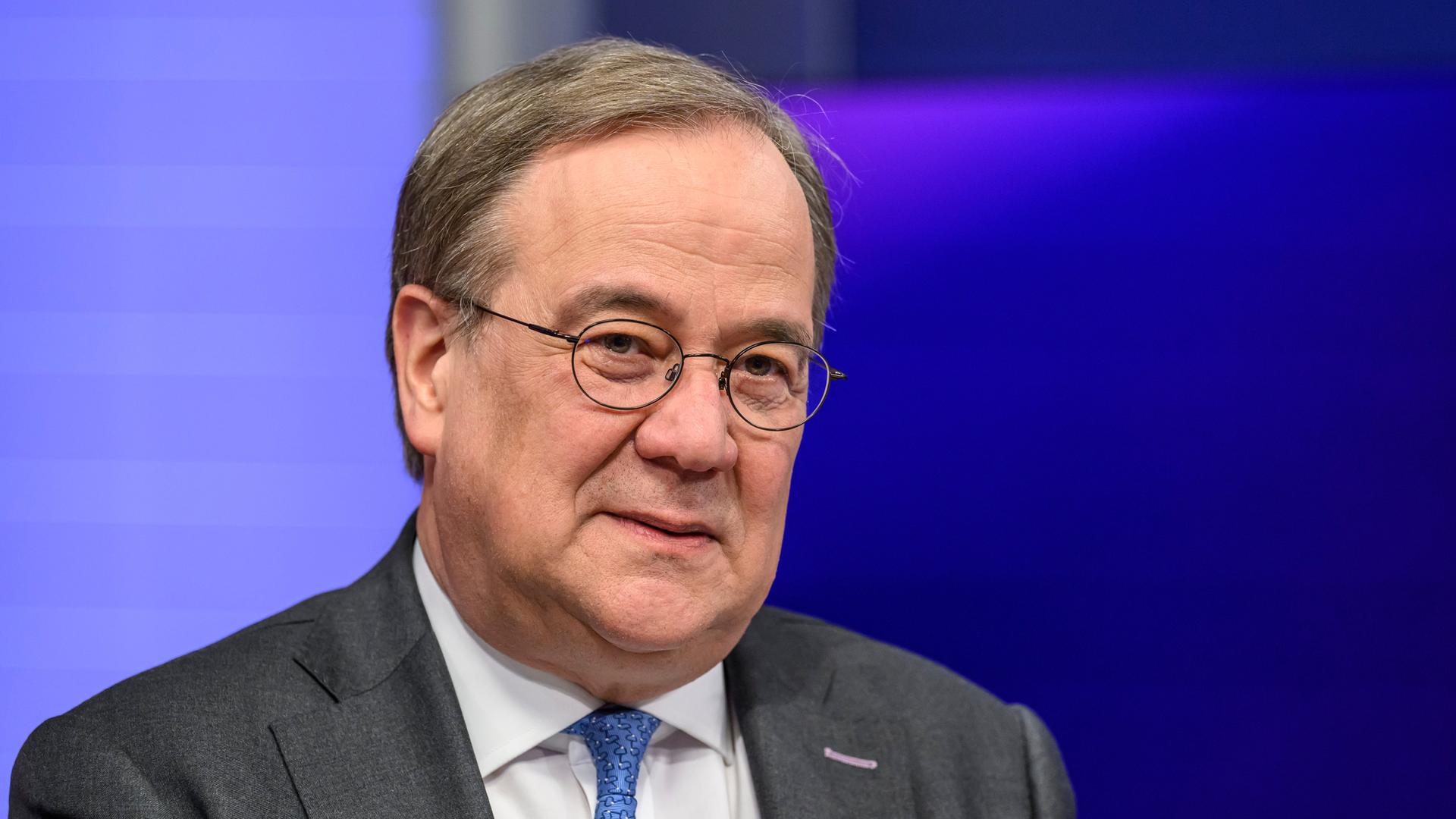 Armin Laschet im Fernsehstudio. Er schaut ernst. Armin Laschet im Fernsehstudio. Er schaut ernst.