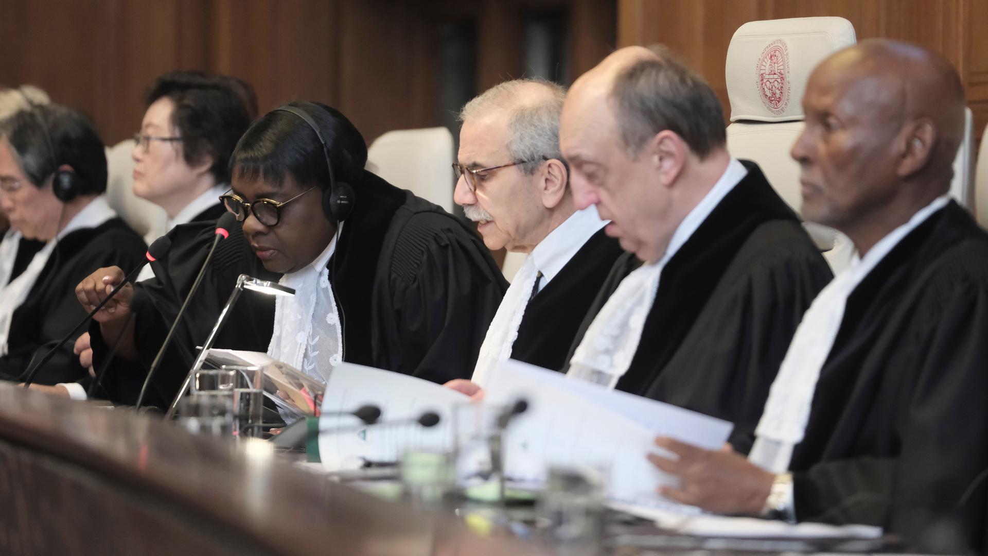 Den Haag: Richter Nawaf Salam (3.v.r) spricht zu Beginn einer zweitägigen Anhörung vor dem Internationalen Gerichtshof.