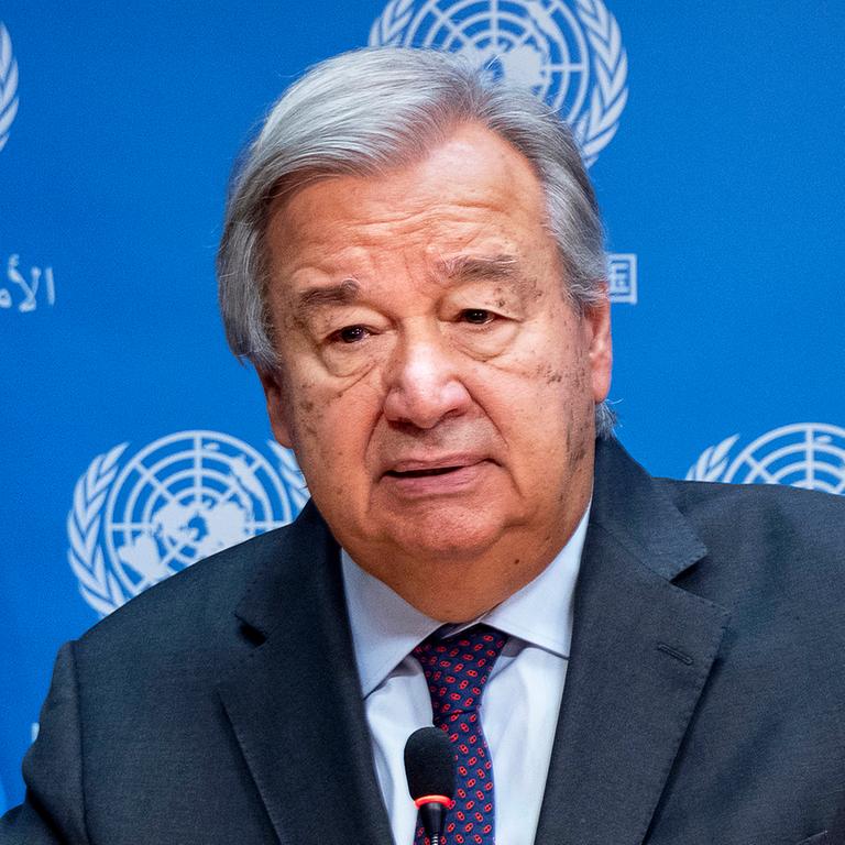 Das Bild zeigt den Generalsekretär der Vereinten Nationen, Antonio Guterres, bei einer Ansprache am Sitz der Vereinten Nationen in New York.