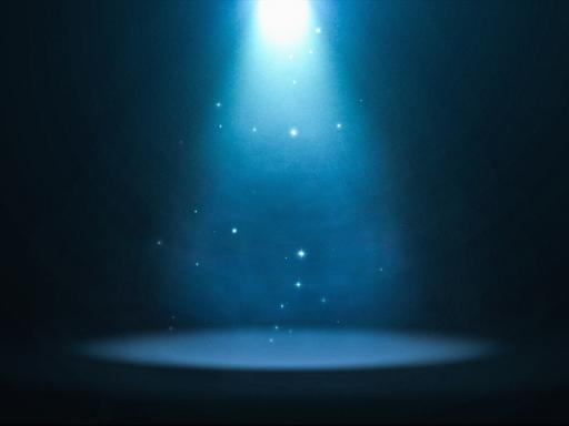 Ein bläulich strahlendes Spotlight ist auf eine leere Bühne gerichtet.