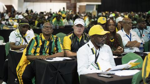 Mitlgieder des ANC bei der 55. Konferenz des ANC in Johannesburg im Jahr 2022. Die Mitglieder tragen viel die ANC Farben schwarz, grün und gelb.