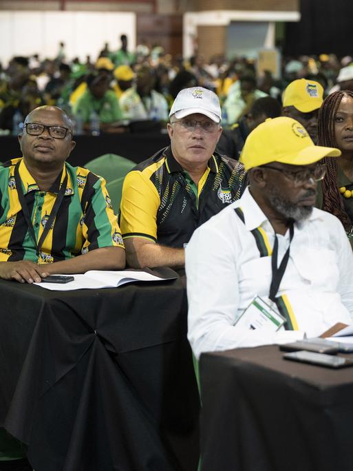 Mitlgieder des ANC bei der 55. Konferenz des ANC in Johannesburg im Jahr 2022. Die Mitglieder tragen viel die ANC Farben schwarz, grün und gelb.