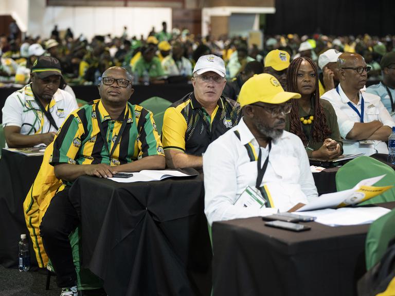 Mitlgieder des ANC bei der 55. Konferenz des ANC in Johannesburg im Jahr 2022. Die Mitglieder tragen viel die ANC Farben schwarz, grün und gelb.