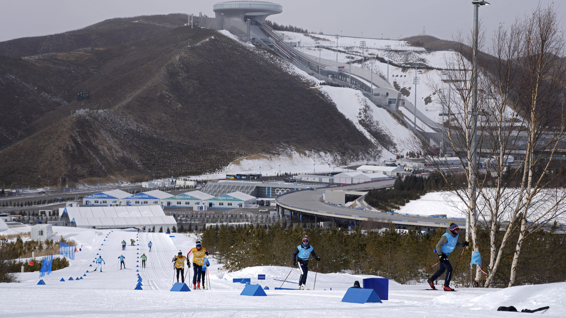 Skifahrer üben während eines Langlauftrainings vor den Olympischen Winterspielen 2022 in Zhangjiakou, China. 