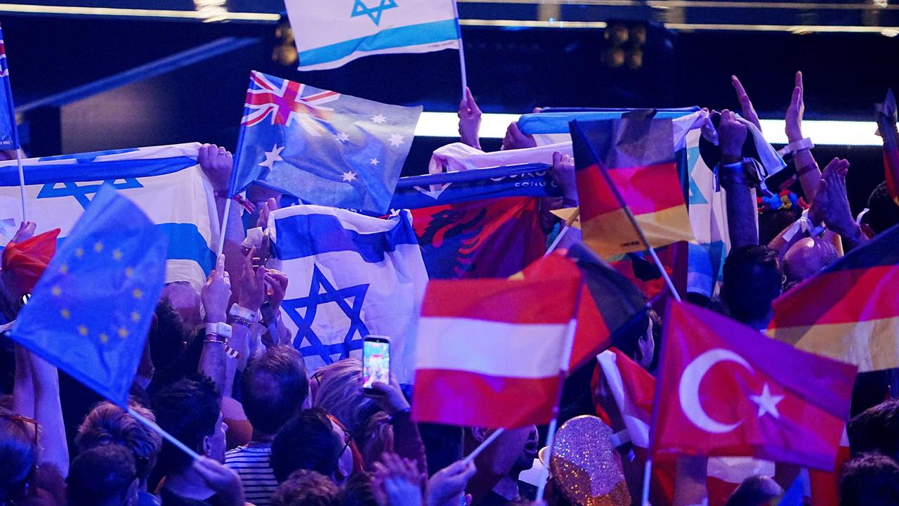 Beginn des Eurovision Song Contest in der Wiener Stadthalle - Fans schwenken Länderflaggen, unter anderem von Deutschland, Israel und der Türkei. 