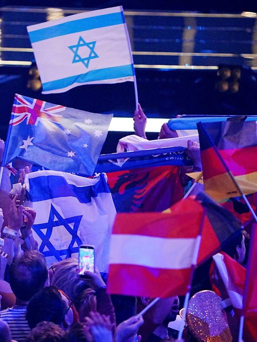 Beginn des Eurovision Song Contest 2026 in der Wiener Stadthalle - Fans schwenken Länderflaggen, unter anderem von Deutschland, Israel und der Türkei. Beginn des Eurovision Song Contest 2026 in der Wiener Stadthalle - Fans schwenken Länderflaggen, unter anderem von Deutschland, Israel und der Türkei.