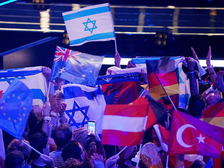 Beginn des Eurovision Song Contest 2026 in der Wiener Stadthalle - Fans schwenken Länderflaggen, unter anderem von Deutschland, Israel und der Türkei. Beginn des Eurovision Song Contest 2026 in der Wiener Stadthalle - Fans schwenken Länderflaggen, unter anderem von Deutschland, Israel und der Türkei.