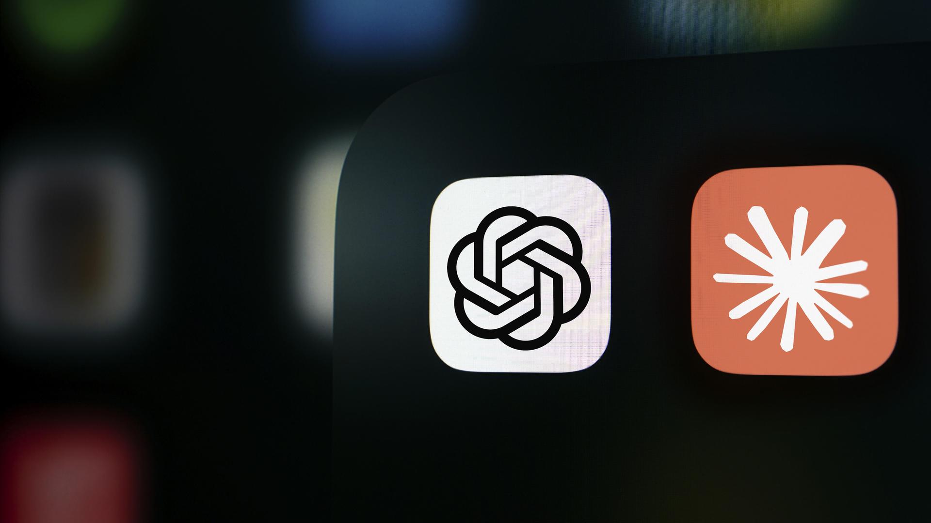 Die Icons von ChatGPT und Claude nebeneinander auf einem Handybildschirm Die Icons von ChatGPT und Claude nebeneinander auf einem Handybildschirm