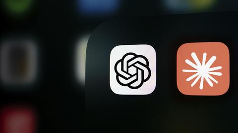Die Icons von ChatGPT und Claude nebeneinander auf einem Handybildschirm