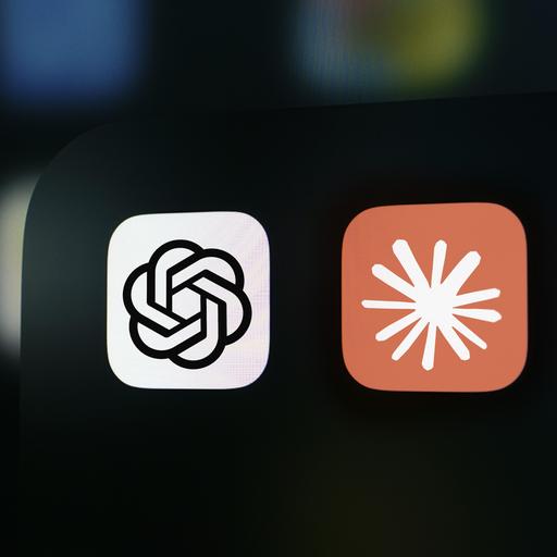 Die Icons von ChatGPT und Claude nebeneinander auf einem Handybildschirm