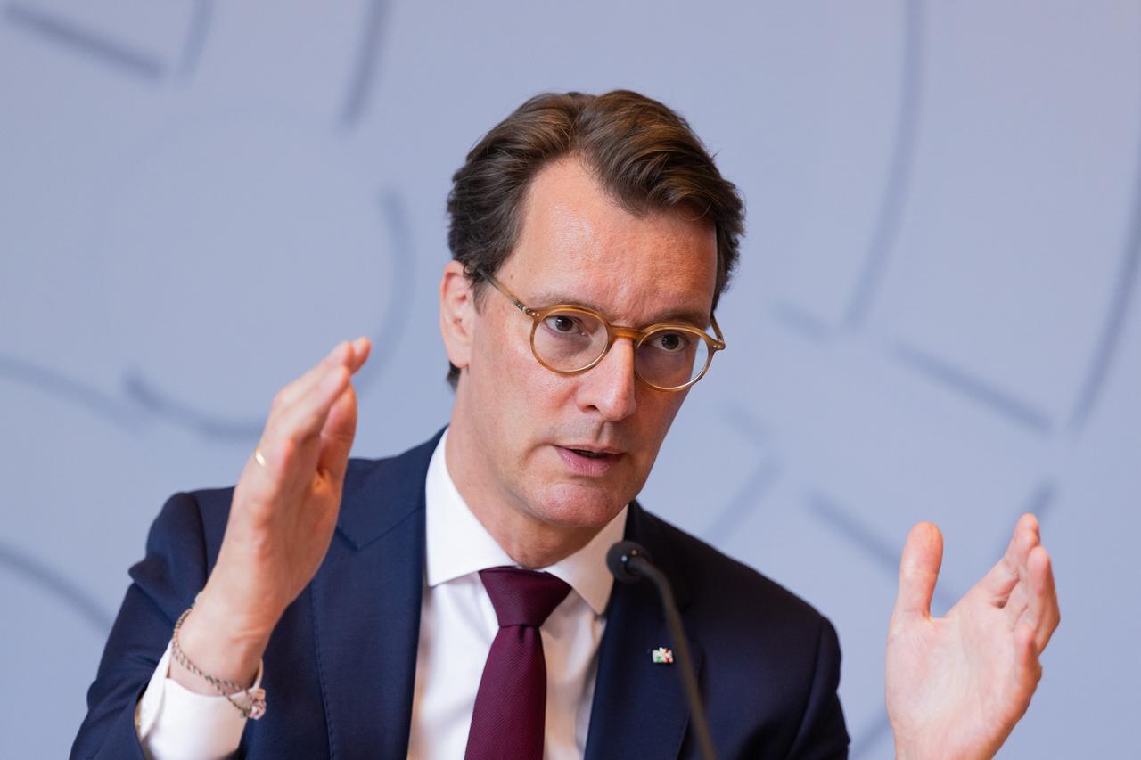 Düsseldorf: Hendrik Wüst (CDU), Ministerpräsident von Nordrhein-Westfalen, äußert sich in der Landespressekonferenz im Landtag zu aktuellen politischen Themen.