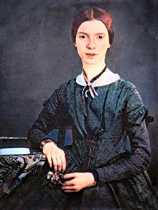 Nachkoloriertes historisches Porträtfoto der amerikanischen Dichterin Emily Elizabeth Dickinson (1830–1886), um 1848
