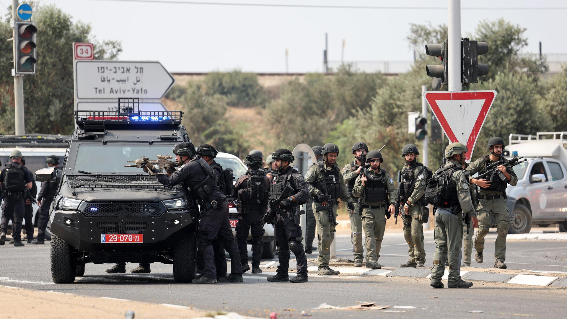 Israelische Sicherheitskräfte an einem Kontrollpunkt südlich von Sderot