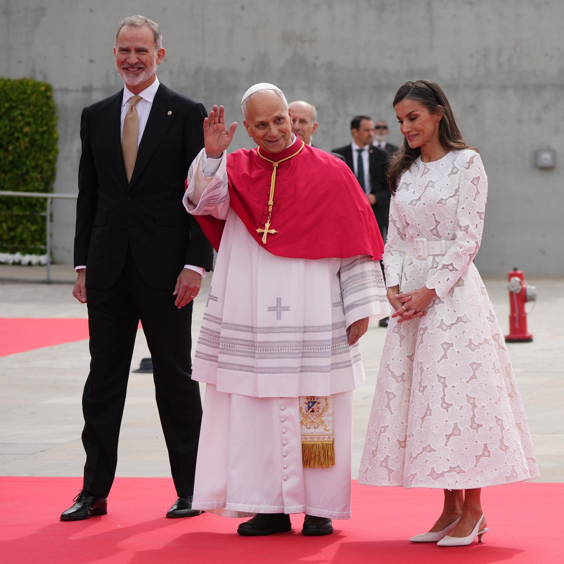 Papst Leo XIV. (Mitte) wird vom spanischen König Felipe VI. (links) und Königin Letizia bei seiner Ankunft auf dem internationalen Flughafen Adolfo Suarez Madrid/Barajas begrüßt.