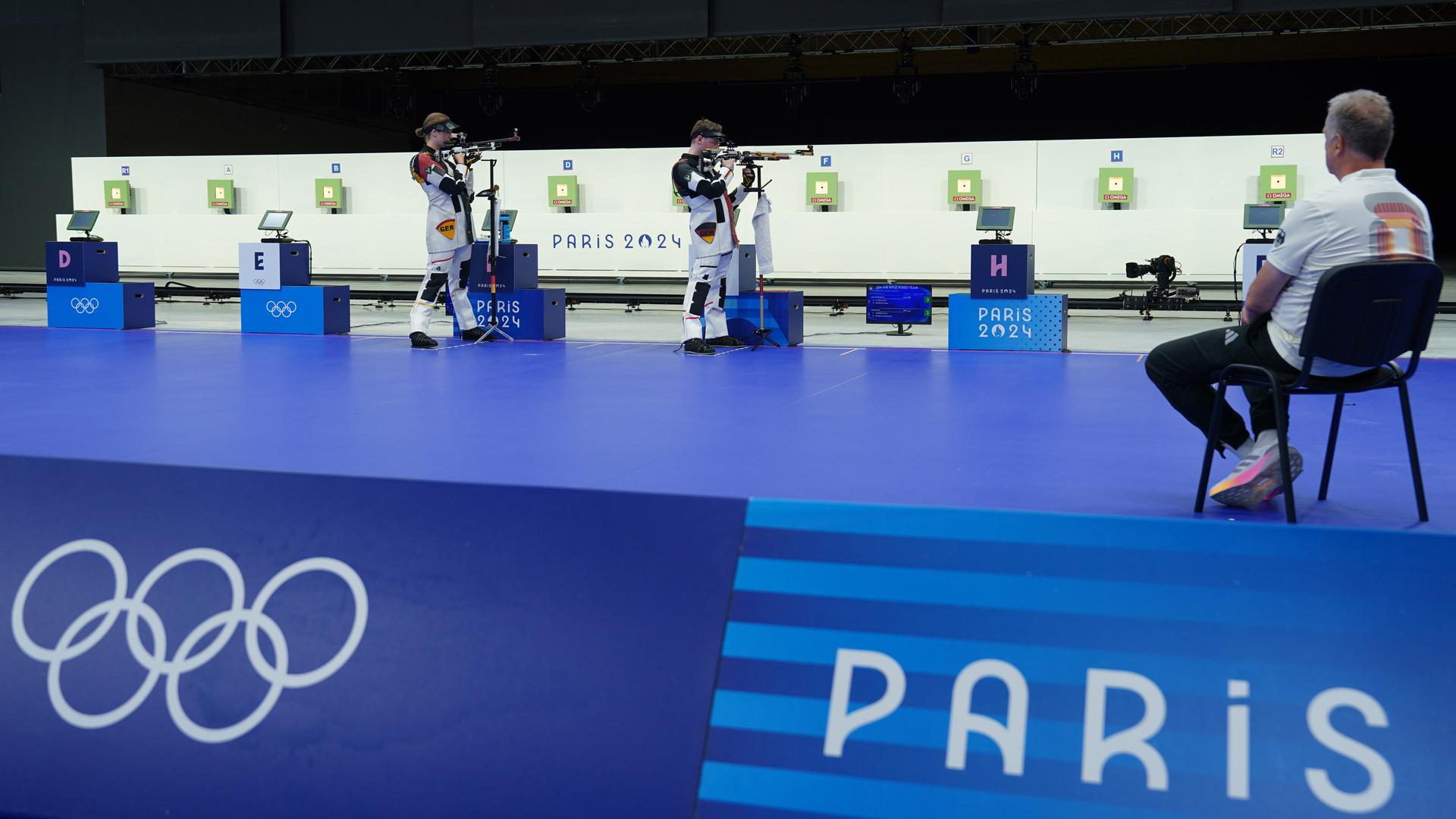 Olympische Spiele: Mixed-Wettbewerb mit dem Luftgewehr (im Bild die beiden deutschen Athleten Maximilian Ulbrich und Anna Janßen) Olympische Spiele: Mixed-Wettbewerb mit dem Luftgewehr (im Bild die beiden deutschen Athleten Maximilian Ulbrich und Anna Janßen)