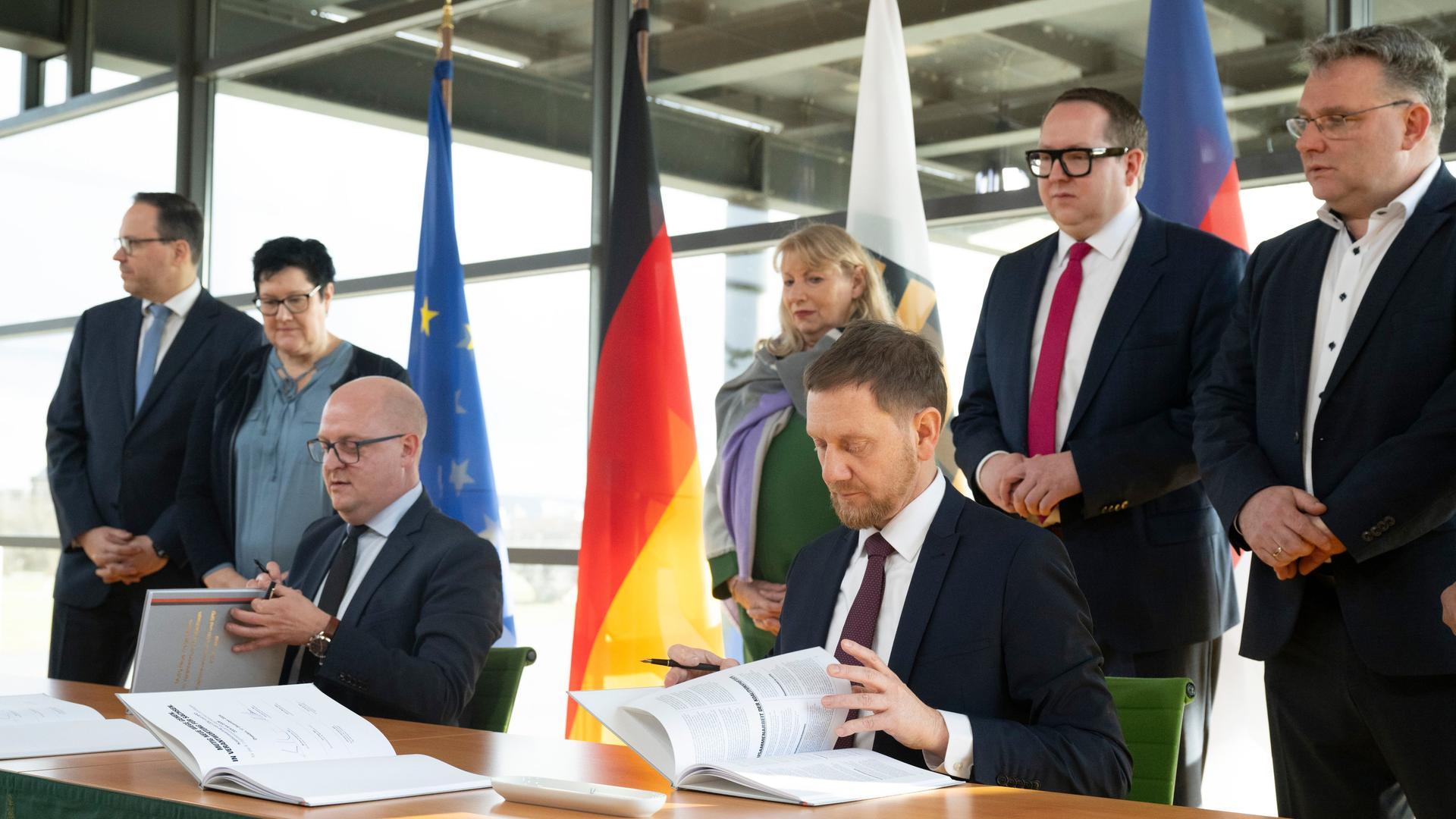 Michael Kretschmer (CDU, r), Ministerpräsident von Sachsen, und Henning Homann, Co-Vorsitzender der SPD Sachsen, unterzeichnen im Landtag den Koalitionsvertrag zwischen SPD und CDU. Michael Kretschmer (CDU, r), Ministerpräsident von Sachsen, und Henning Homann, Co-Vorsitzender der SPD Sachsen, unterzeichnen im Landtag den Koalitionsvertrag zwischen SPD und CDU.