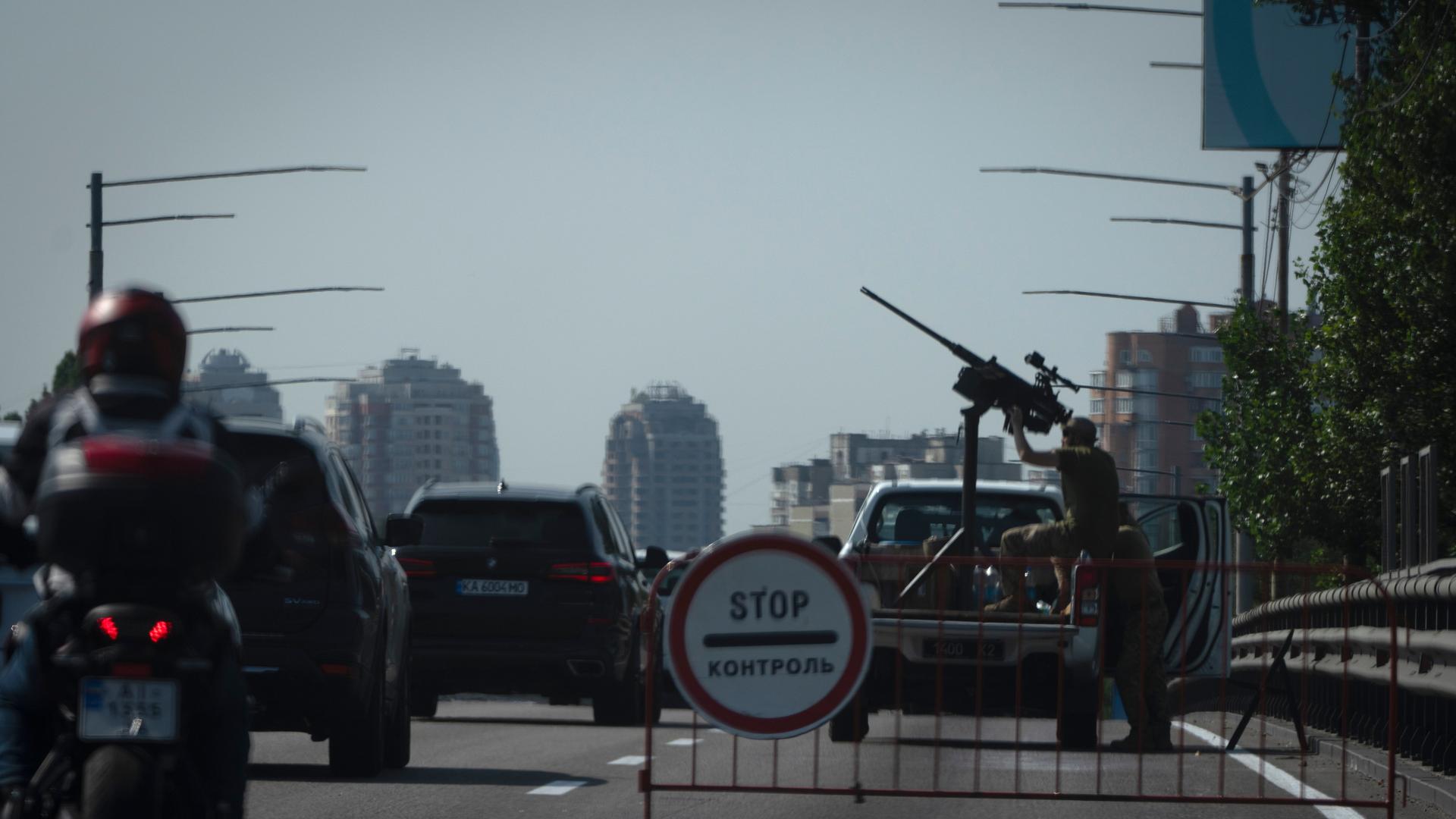 Kiew: Ukrainische Soldaten bewachen den Himmel mit einem Maschinengewehr auf einer Stadtstraße während einem der massivsten russischen Raketen- und Drohnenangriffe gegen ukrainische Energieobjekte. Kiew: Ukrainische Soldaten bewachen den Himmel mit einem Maschinengewehr auf einer Stadtstraße während einem der massivsten russischen Raketen- und Drohnenangriffe gegen ukrainische Energieobjekte.