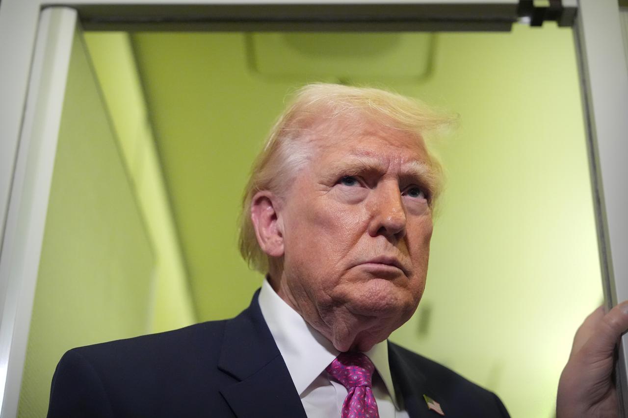 US-Präsident Donald Trump spricht zu Reportern an Bord der Air Force One US-Präsident Donald Trump spricht zu Reportern an Bord der Air Force One