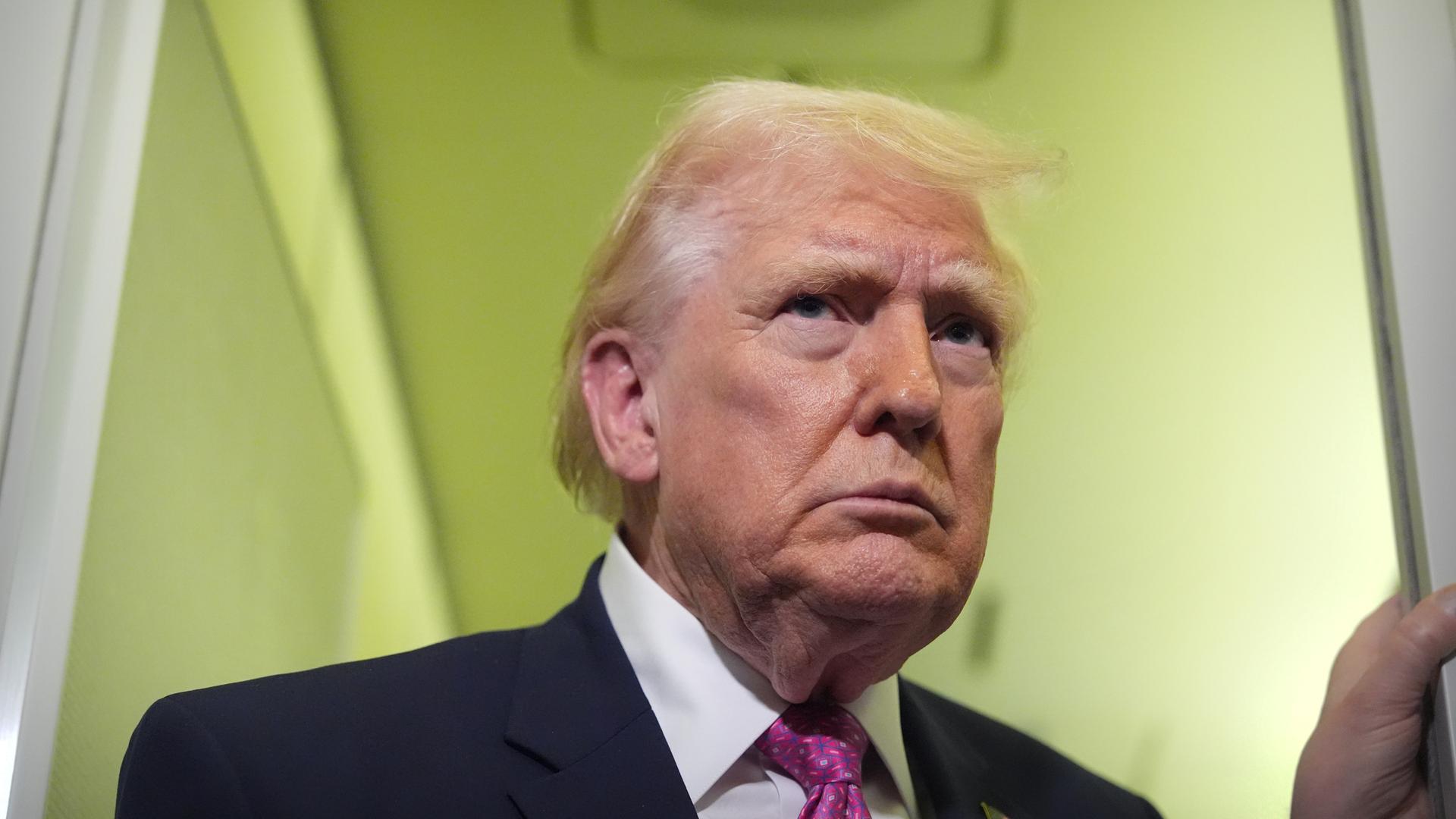 US-Präsident Donald Trump spricht zu Reportern an Bord der Air Force One US-Präsident Donald Trump spricht zu Reportern an Bord der Air Force One