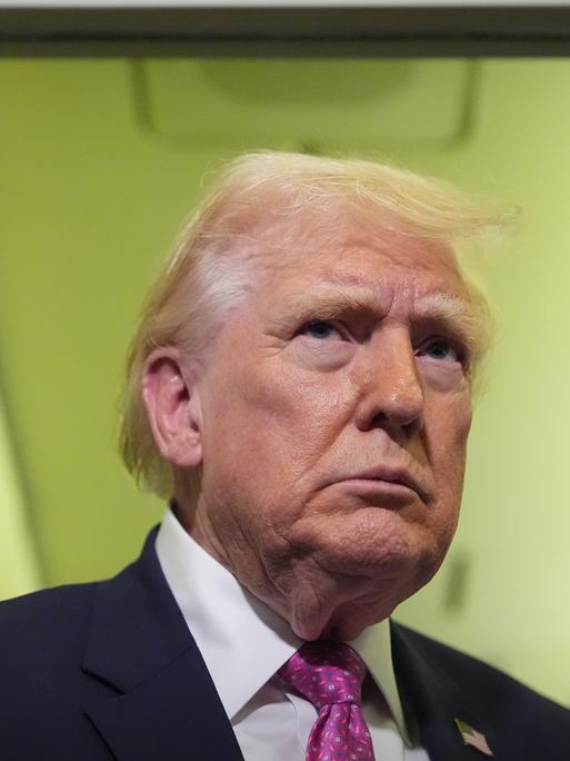 US-Präsident Donald Trump spricht zu Reportern an Bord der Air Force One