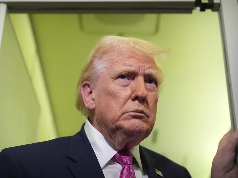 US-Präsident Donald Trump spricht zu Reportern an Bord der Air Force One