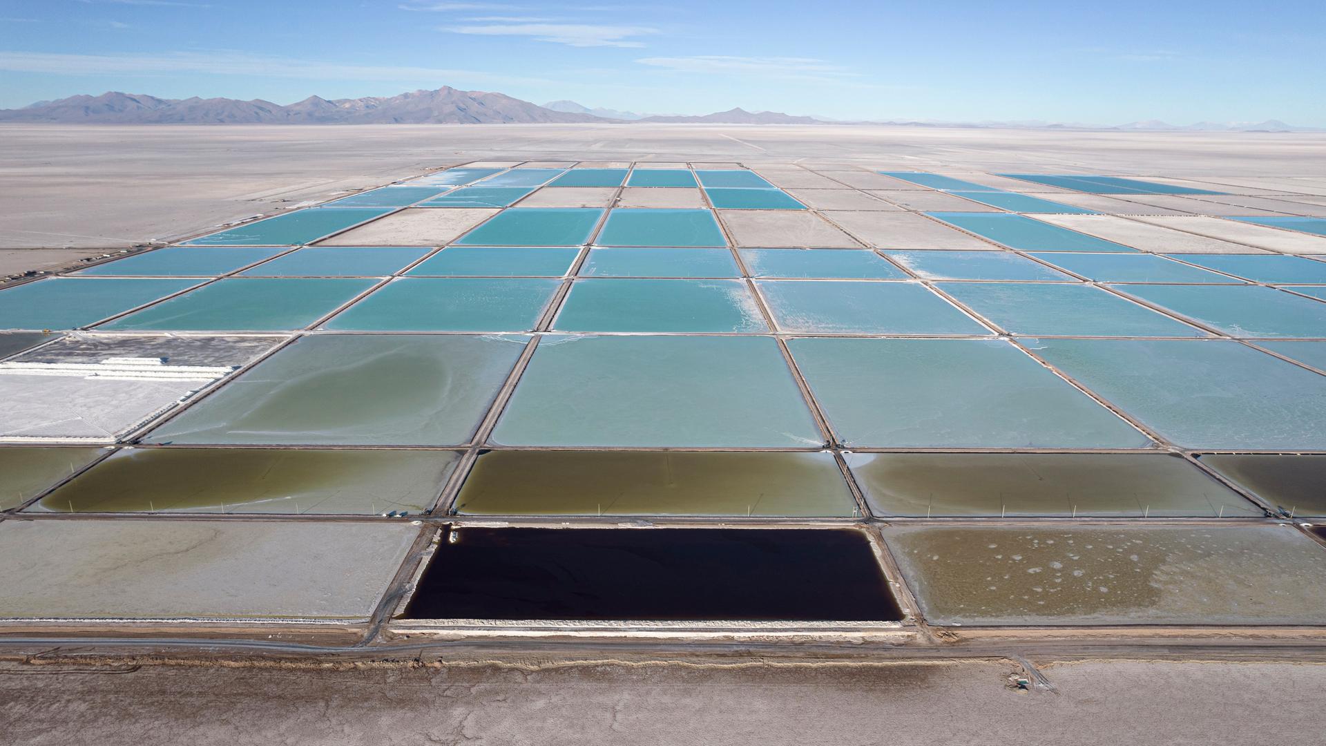 Blick auf die Verdampfung von Lithium an der bolivianischen Anlage Llipi am Salzsee von Uyuni.