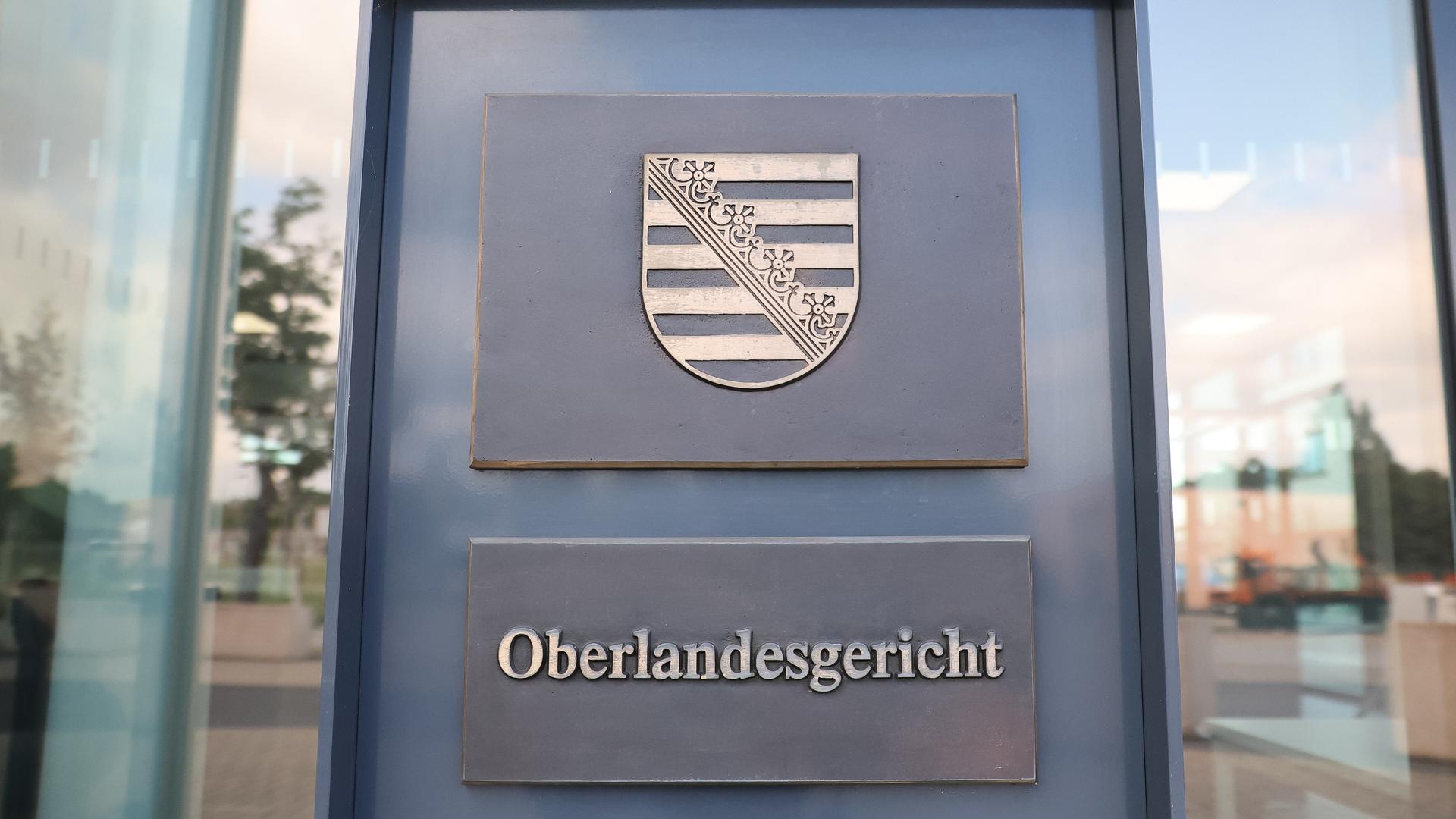 Das Schild "Oberlandesgericht" an dem Justizgebäude in Dresden. Das Schild "Oberlandesgericht" an dem Justizgebäude in Dresden.