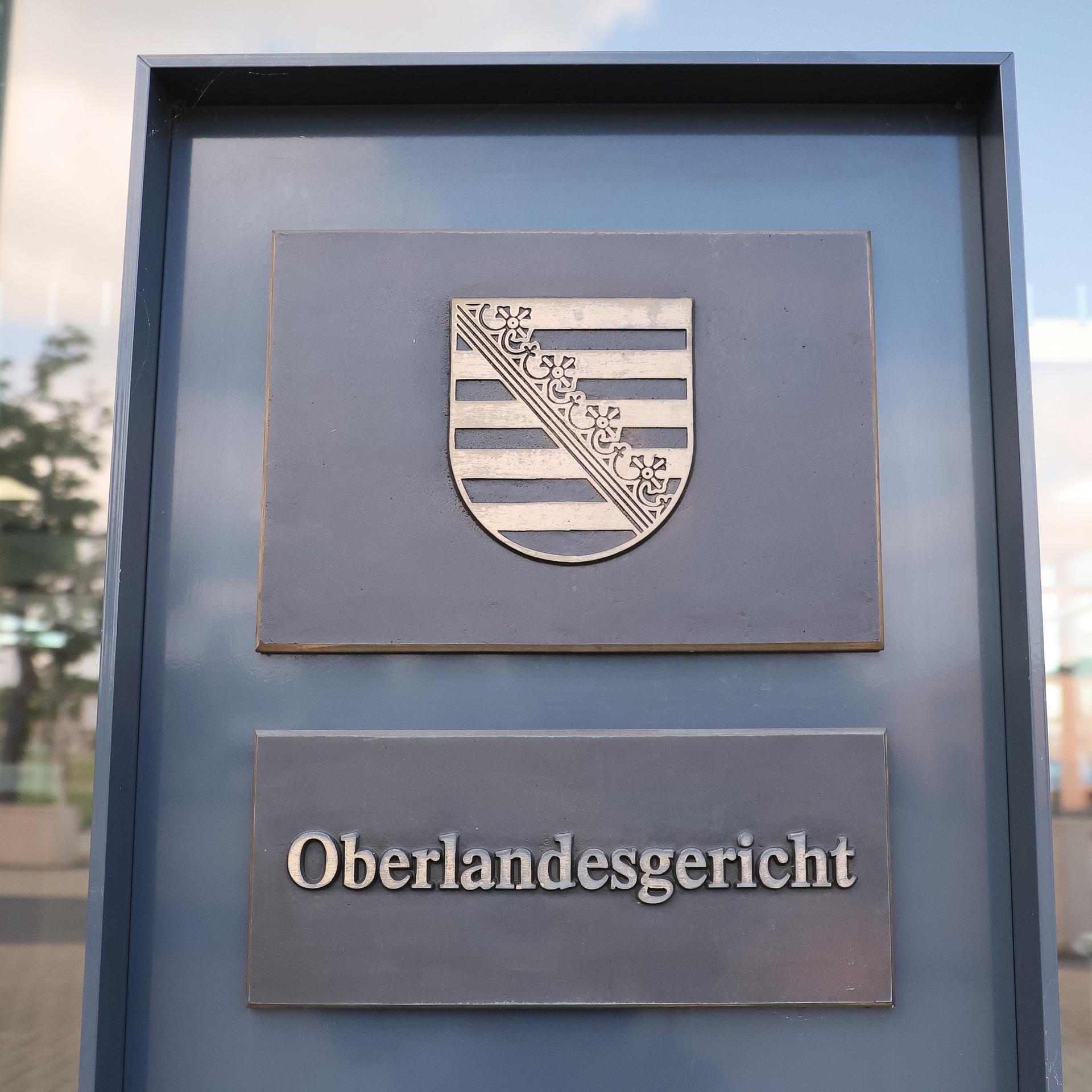 Das Schild "Oberlandesgericht" an dem Justizgebäude in Dresden.